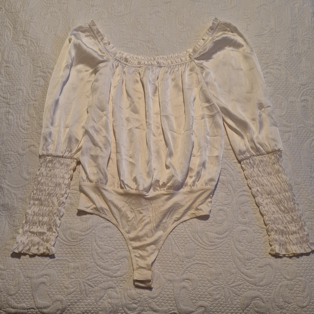 Le Lis Collection women's Medium long sleeve bodysuit cream NWOT